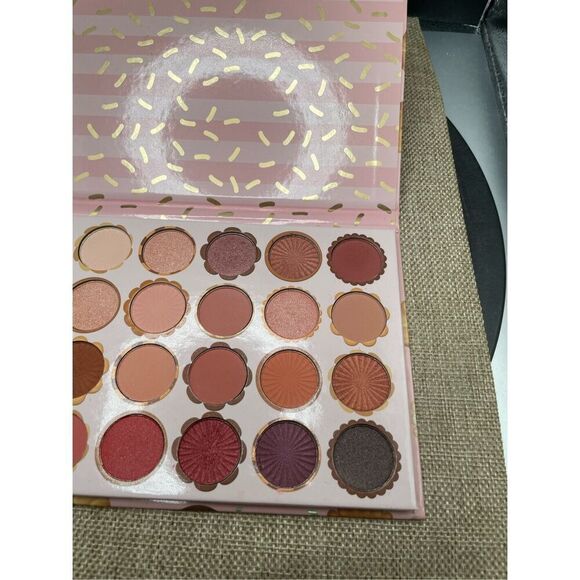 Beauty Concepts "Hello Sweetness" 28 Pan Eyeshadow Palette - Picture 4 of 7